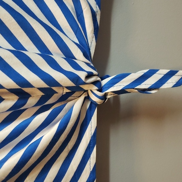 Parker & Quinn NWT short sleeve blue/ivory striped top with knotted hem - Picture 3 of 6